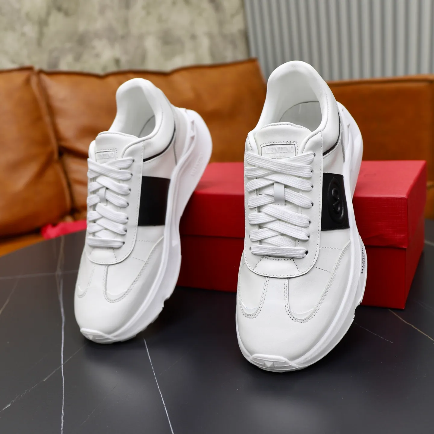Ex-factory price: 440💰VALENTINO/Valentino Men's latest low-top thick-soled sports shoes are shipped. Made with heavy industry, men's fine casual sports shoes, versatile style. Original leather, rubber lines embellished with geometric segmented uppers, hand-sewn with precision, novel and fashionable style, rubber soles with rivet details on the front and back, VALENTINO GARAVANI LOGO printed on the side, and Valentino Garavani decorative inlay on the tongue. Logo, comfortable, breathable and durable on the feet! Comes with full original packaging! Code number: 38-39-40-41-42-43-44 (45 can be customized)